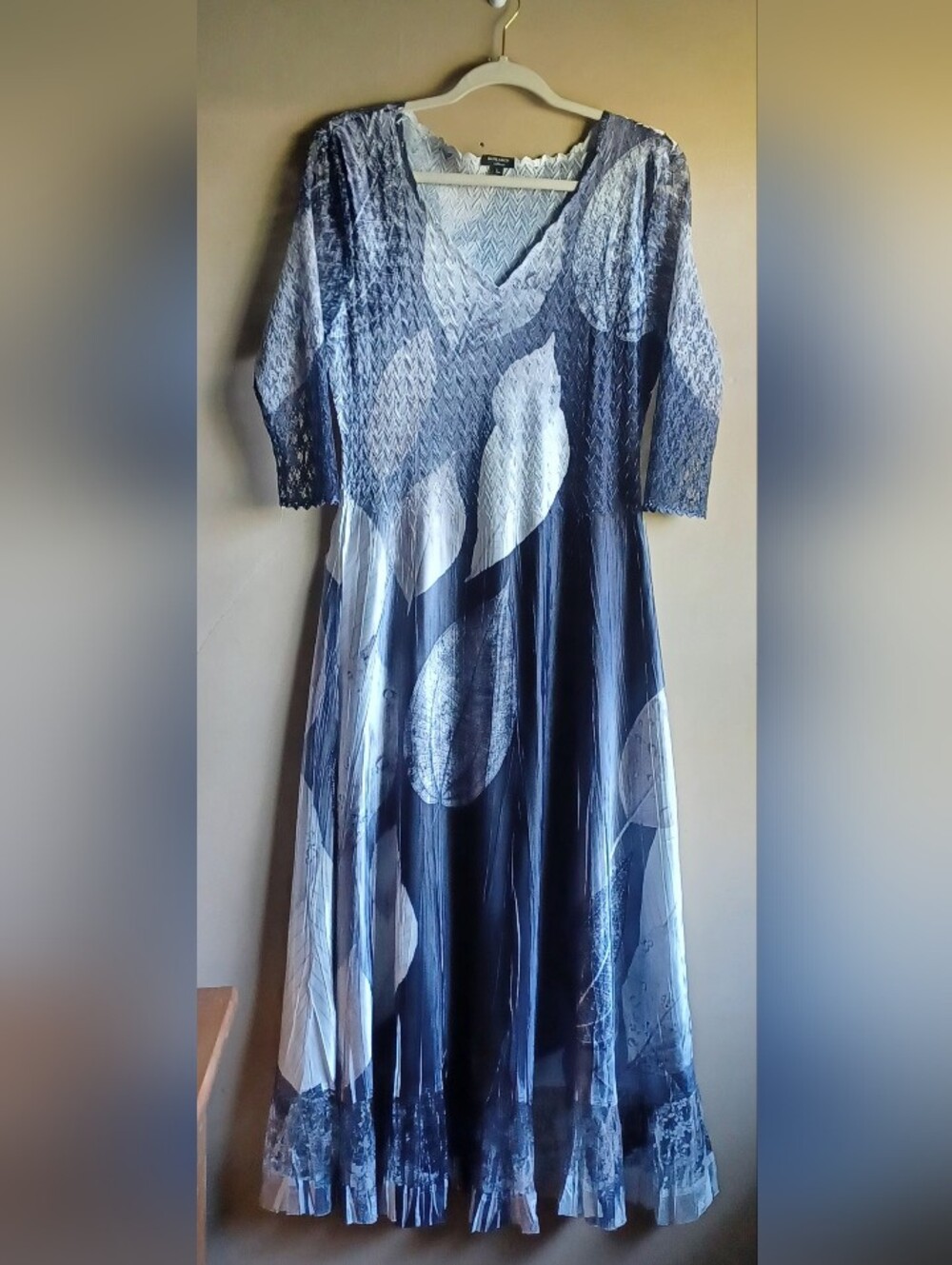 KOMAROV Lace Pleated Charmeuse Vneck 3/4 Sleeves Midi Dress L